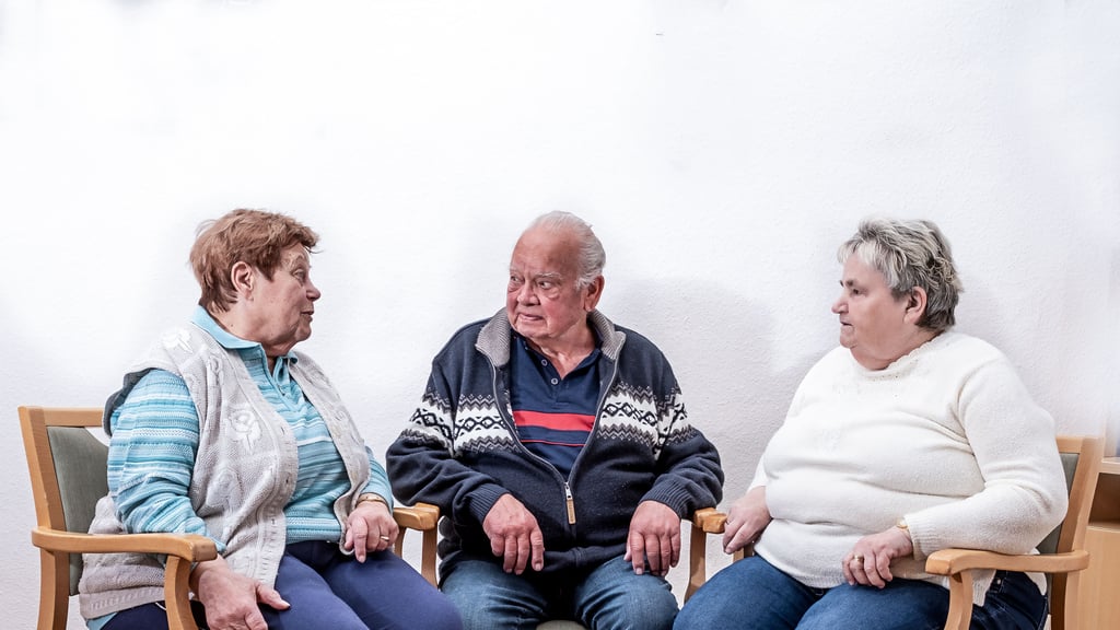 Gemeinsamer Rückblick: Bei Christel Knorre (l.), Fritz Elfruth und Monika Brüggemann wecken die Bilder vom Krieg in der Ukraine Erinnerungen an ihre Erlebnisse in der Nachkriegszeit. Das Zusammensein in der Tagespflege hilft ihnen, auf andere Gedanken zu kommen.