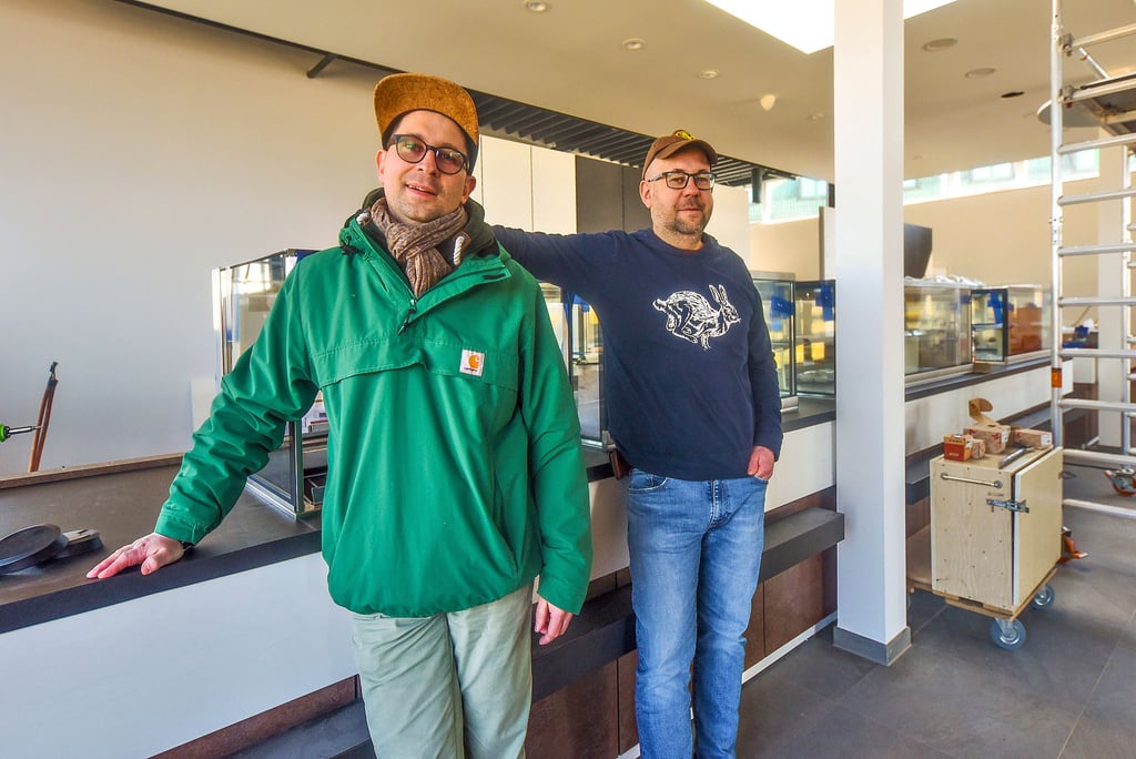 Stephan und André Lampe wollen ihr Erlebniscafé in Braunsbedra Anfang Mai eröffnen.