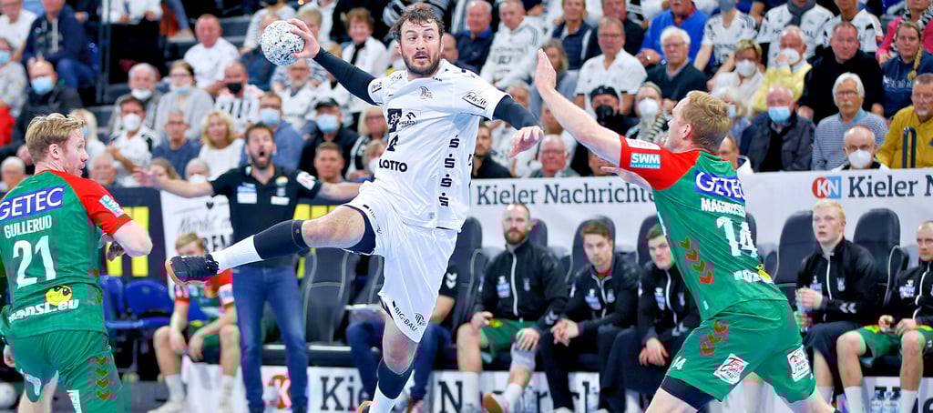 Beim 29:27-Sieg des SCM im Hinspiel in Kiel lieferten sich Magdeburgs Torjäger Omar Ingi Magnusson und Kiels Ideengeber Domagoj Duvnjak viele Duelle. SCM-Trainer Bennet Wiegert (im Hintergrund) war hier aber mit irgendeiner Aktion nicht ganz einverstanden.