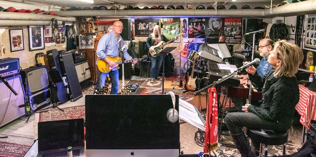 Hier noch im Probenraum, am Sonntag (27. März) mit vielen anderen auf der Bühne vorm Rathaus: Die Band „Just Older“.