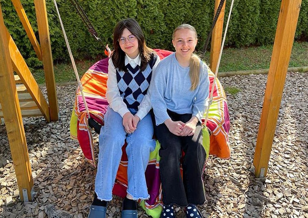 Sophie Merker (13) und Vira Chokhlenko (12) verbringen viel Zeit gemeinsam und sind Freundinnen geworden.