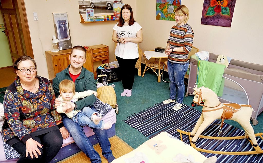 Petra Wein mit Ilia Smyrnov, seiner Schwägerin Tatjana und ihren Töchtern Darisa und Alexandra in Sangerhausen.