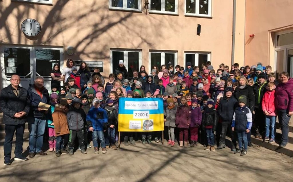Die Freien Schulen Riestedt übergaben 2.200 Euro Spenden für einen Hilfstransport in die Ukraine an den Rotary Club Sangerhausen.