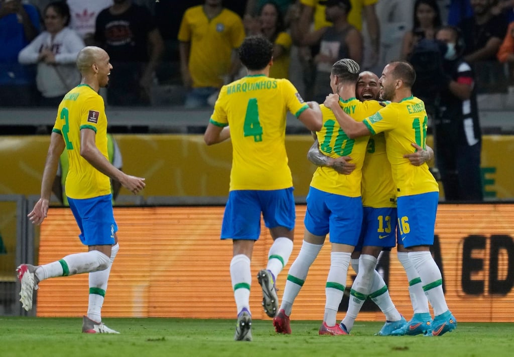 Die Brasilianer feiern das dritte Tor gegen Paraguay.