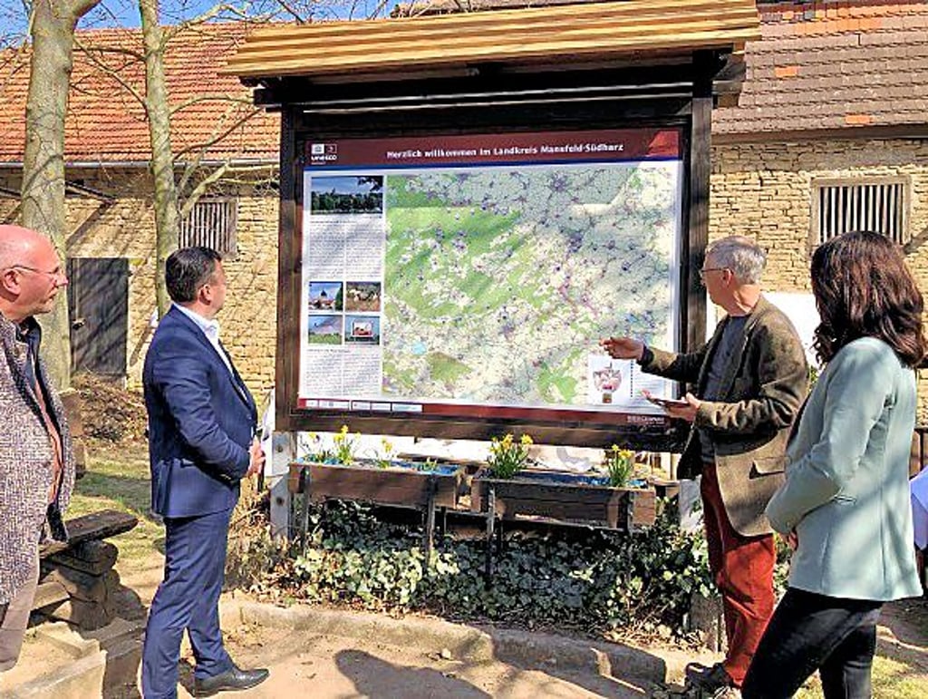 Die erneuerte Infotafel an Burg und Schloss Allstedt.