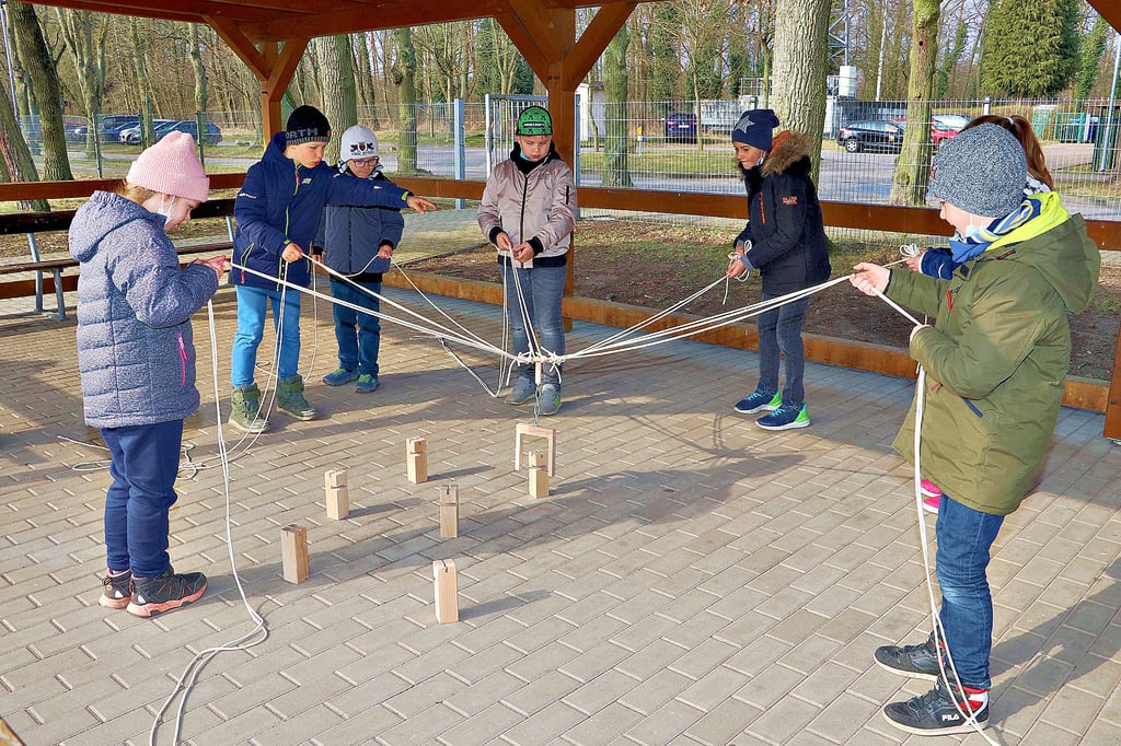 Die Ortsfeuerwehr Küsel bot den interessierten Kindern unter anderem den Fröbelturm an. Hier werden mit dem Kran Steine aufgerichtet und übereinandergestapelt.