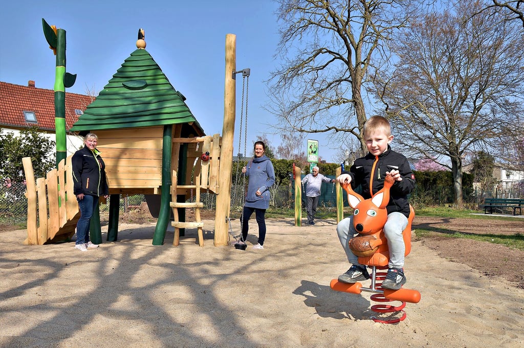Am Freitag (25. März) konnte der neue Spielplatz in der Müllerbreite in Magdeburg-Randau erstmals genutzt werden.