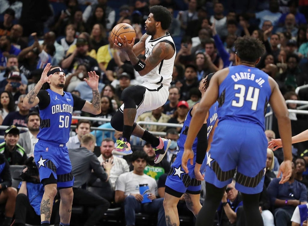 Kyrie Irving (M) von den Brooklyn Nets in Aktion.