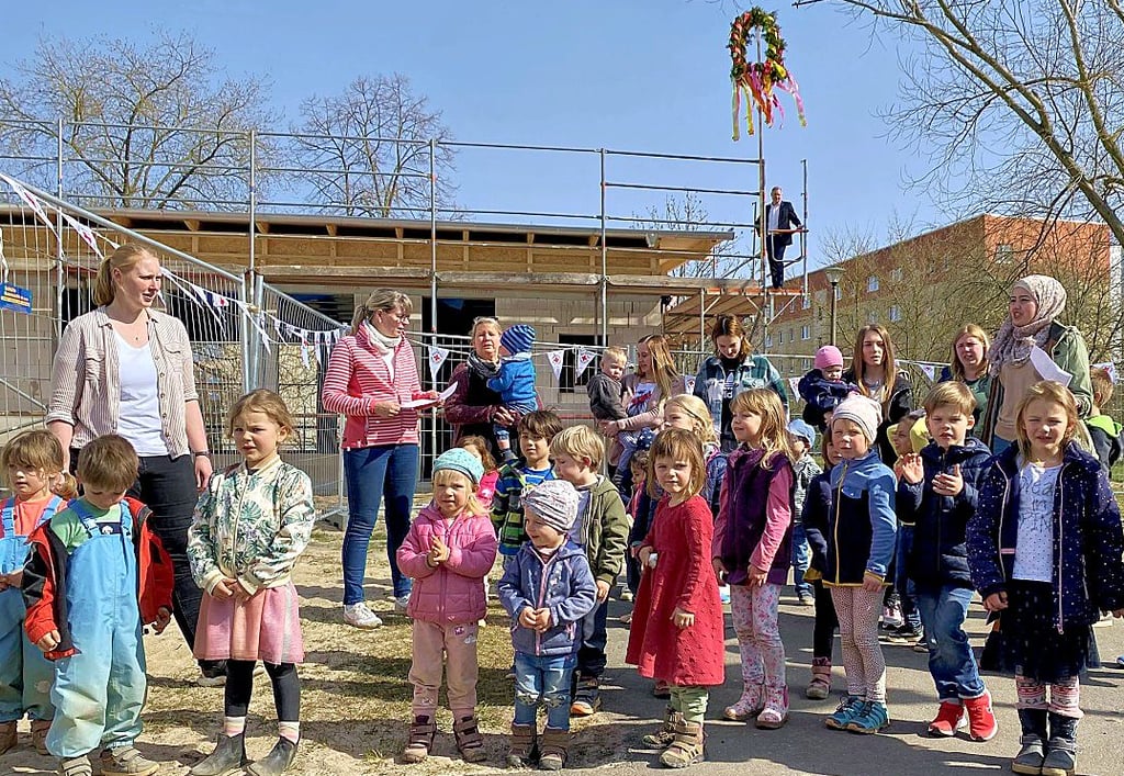 Zum Richtfest sangen die Mädchen und Jungen der Kita „Columbus“ in Stendal „Wer will fleißige Handwerker seh’n“.
