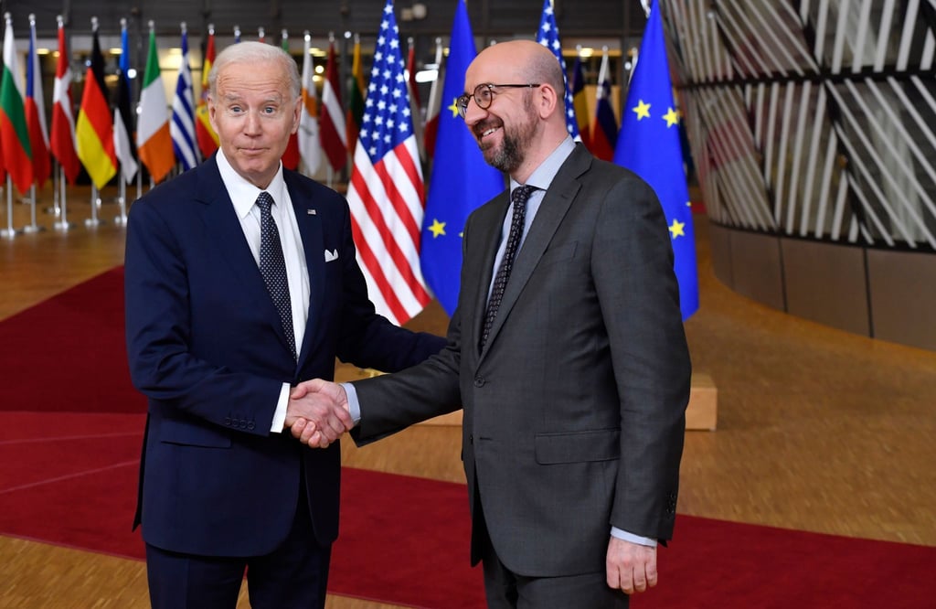 US-Präsident Joe Biden (l) gratuliert dem EU-Ratspräsidenten Charles Michel.