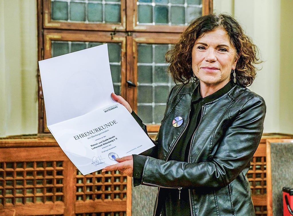 Die Vorsitzende Elke Folgner hat für den Verein stolze die Ehrenurkunde des Oberbürgermeisters in Empfang genommen.