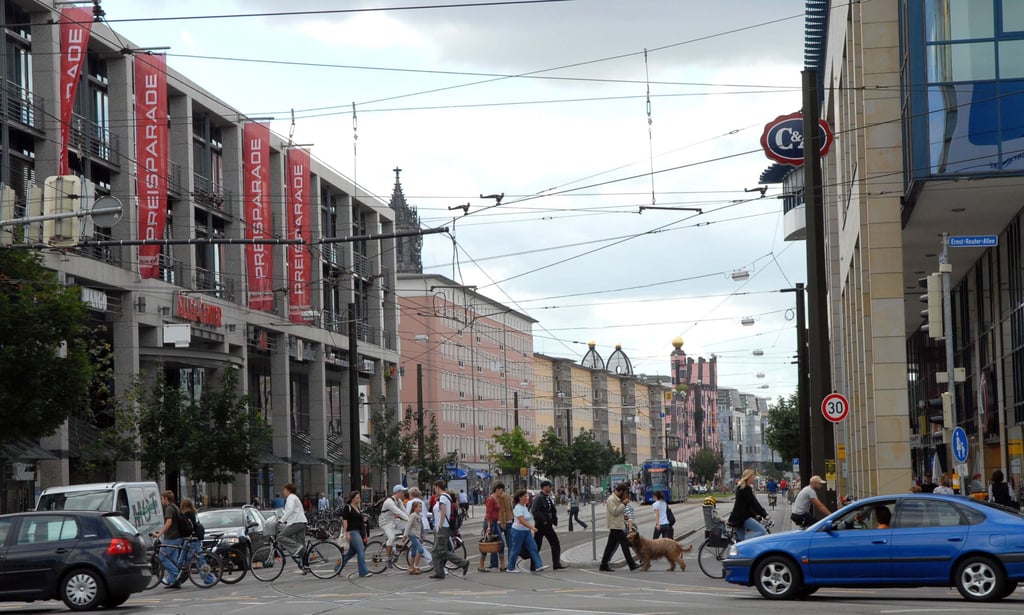 Reger Fußgängerbetrieb herrscht alltäglich zwischen Allee-Center und Ulrichshaus in Magdeburg. Im Rahmen eines Verkehrsversuchs wird dieser Abschnitt des Breiten Weges für einige Wochen komplett für den Autoverkehr gesperrt.