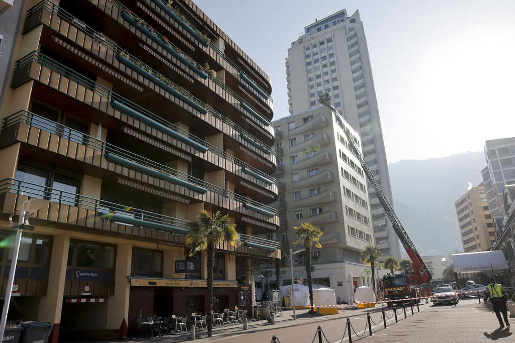 Absperrungen rund um das Haus, in dem aus einer Wohnung mehrere Menschen in den Tod gesprungen sind.
