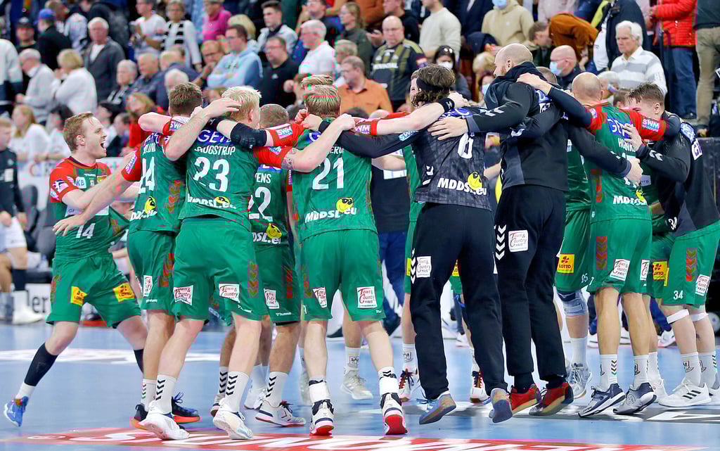 So ausgelassen feierten die Spieler des SCM in der Hinrunde den 29:27-Sieg beim THW Kiel. Das soll auch heute Abend so sein.
