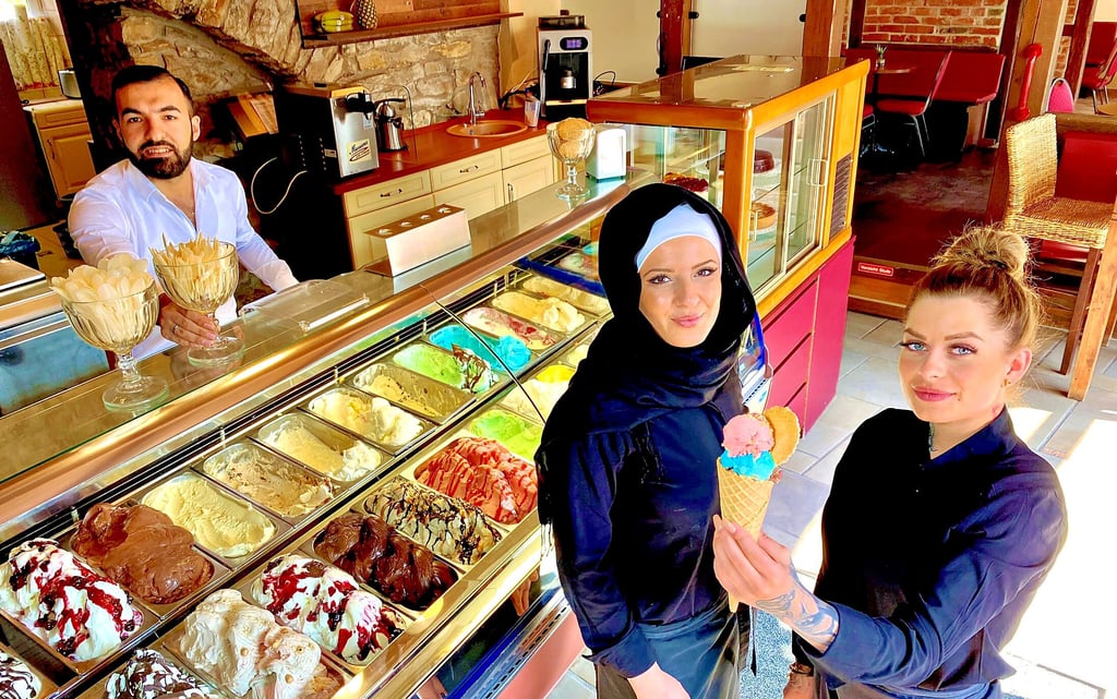 Badia Mere (Mitte) freut sich mit ihrem Team auf die Kunden in der in dieser Woche eröffneten Eisdiele „Eiszeit" auf dem Markt in Nienburg. Zum Angebot gehören auch Kaffeespezialitäten und Kuchen.