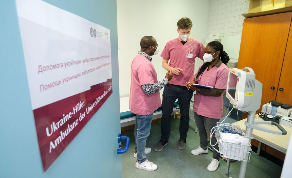Die Ärzte Oladayo Elugbaju (links), Benjamin Troppa (Mitte) und Momodu Blessing behandeln ab sofort Ukraine-Flüchtlinge.