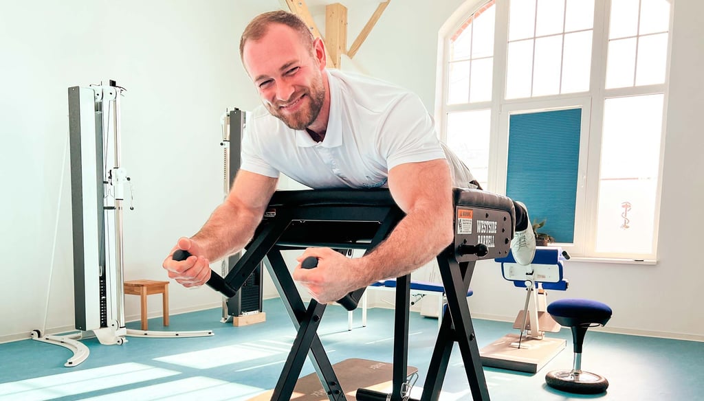 Benny Bormann an einem der Geräte in seiner neuen Physiotherapiepraxis.