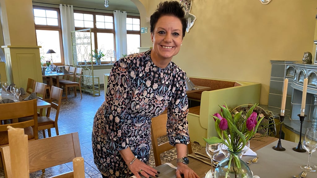 Serviceleiterin Beatrice Colberg vom Waldgasthaus Armeleuteberg in Wernigerode checkt noch einmal die letzten Details, bevor ihre Gäste von "Mein Lokal, Dein Lokal" kommen und Essen, Service und Preis kritisch begutachten.