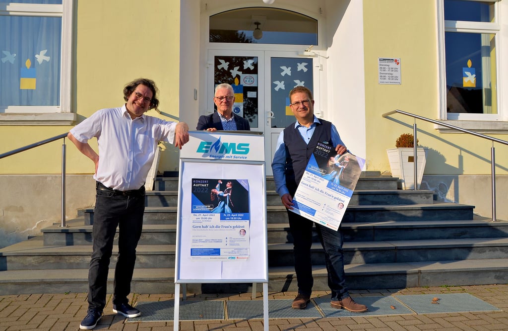 Chefdirigent Jan Michael Horstmann (von links), Bürgermeister Bernd Nimmich (SPD) und EMS-Sprecher Frank Sieweck.