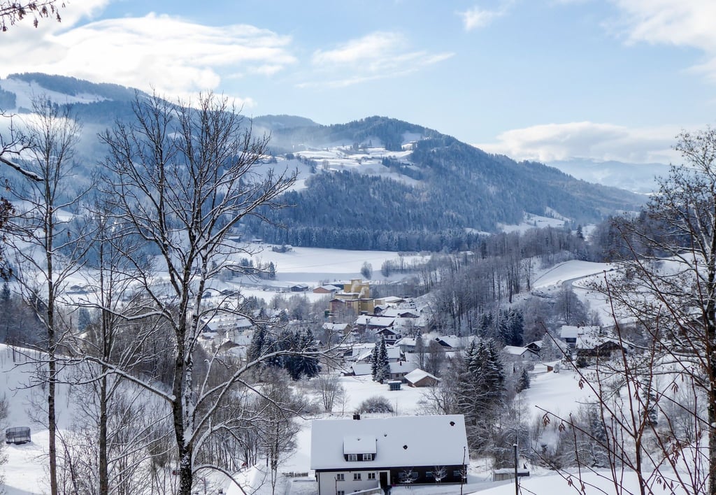 Blick von Oberstaufen in Richtung Süden: dort erstreckt sich die Nagelfluhkette am Horizont.