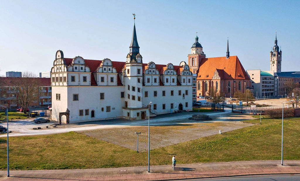 Blick von oben auf die Fläche vor dem Johannbau, die aufgewertet wird.