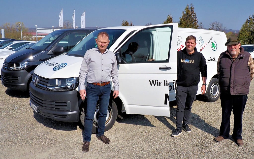 Die beiden VW-Busse stehen bereit zur Abholung durch Ulrich und Norman Scholle (von rechts) für die Hilfstransporte des Ukraine-Vereins ins östliche Polen. Autohaus-Prokurist Matthias Bunzendahl (links) wird sich selbst mit ans Steuer setzen.