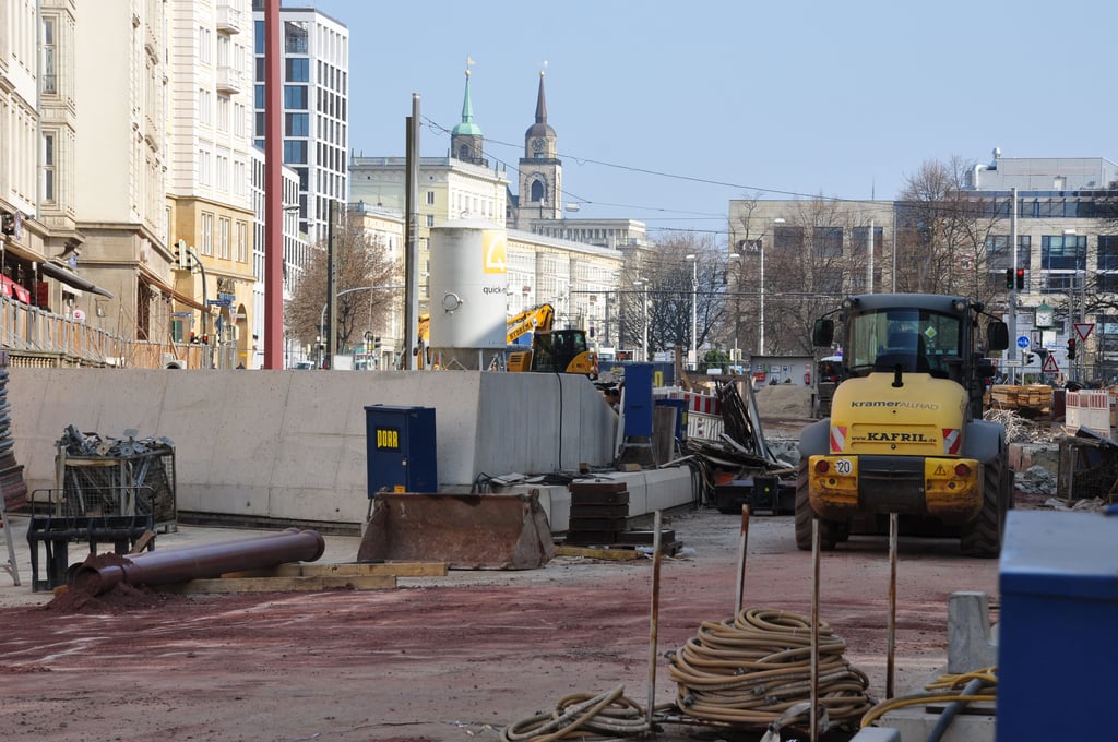 Auf der Tunnelbaustelle ist in der Ernst-Reuter-Allee in Magdeburg der Portalkran abgebaut worden.
