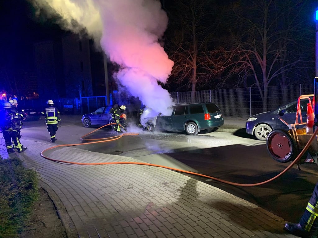 Aus bislang ungeklärter Ursache hat ein Auto in der Carl-Hagenbeck-Straße in Stendal Freitagnacht angefangen zu brennen. Das Feuer griff auch auf weitere Fahrzeuge über.