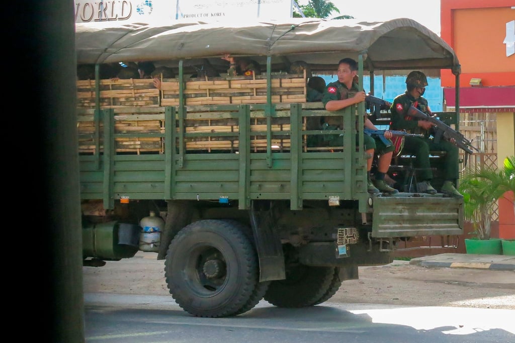Militärische Truppen und Polizisten patrouillieren in Myanmar. Eine innerstaatliche Auseinandersetzung eskalierte im vergangenen Jahr in Myanmar zu einem Krieg.