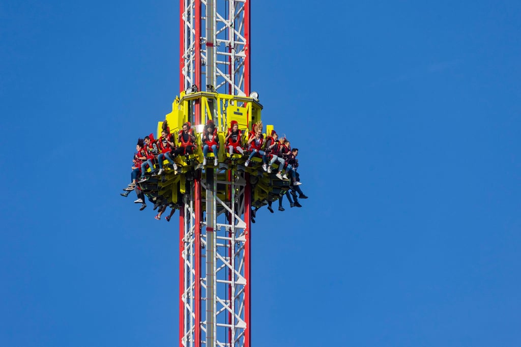 In einem Freefall Tower werden die Fahrgäste nach oben gezogen, danach stürzt die Plattform in die Tiefe und stoppt erst kurz vor dem Boden. (Symbolfoto)