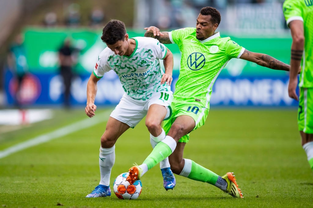 Felix Nmecha (r) spielt in der Bundesliga für den VfL Wolfsburg.