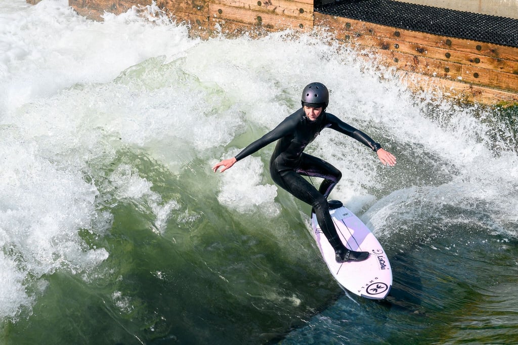 Valeska Schneider surft auf der stehenden Flusswelle.