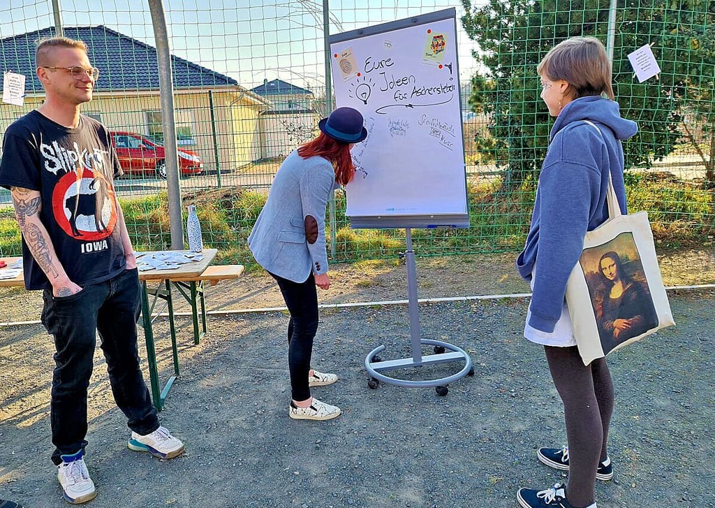 Gemeinsam mit Janine Stoisiek (Mitte) sammeln einige der Teilnehmer auf einem Plakat erste Ideen. Ein nächstes Treffen findet am 6. April im Jugendclub im Walkmühlenweg statt.