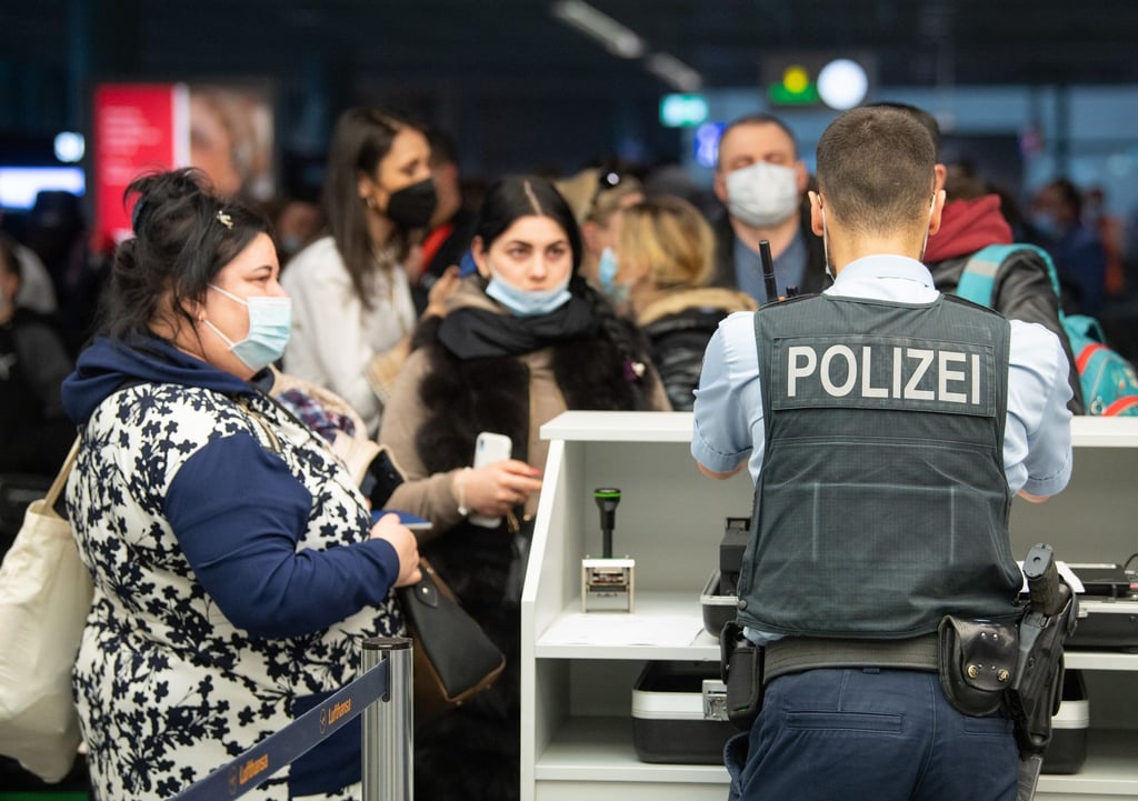 Ukraine-Flüchtlinge aus Moldau warten auf dem Flughafen Frankfurt auf ihre Registrierung durch die Bundespolizei.