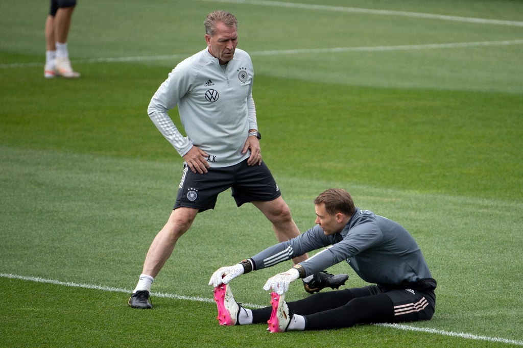Deutschlands ehemaliger Torwarttrainer Andreas Köpke (l) und Torwart Manuel Neuer unterhalten sich während des Trainings.