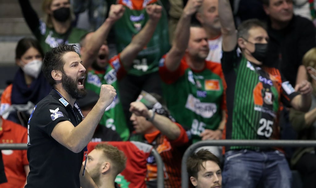 Der Magdeburger Trainer Bennet Wiegert jubelt über einen Treffer seiner Mannschaft.