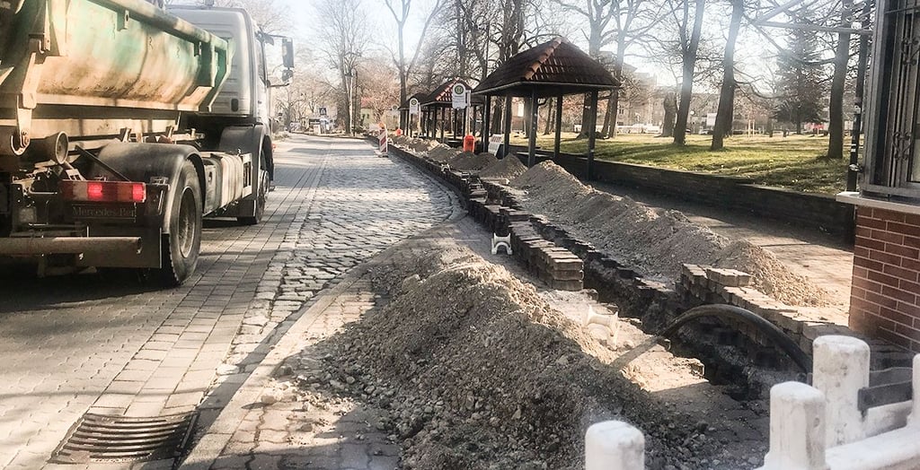 Durch die Bauarbeiten ist der Gehweg am Kurpark gesperrt.