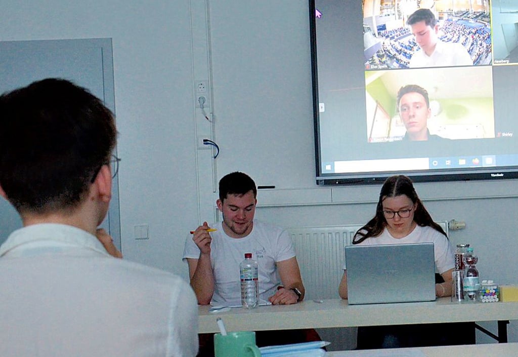 Titus Willatowski (links, von vorn) und Lara Fehse leiteten die Sitzung des Jugendbeirats Gardelegen am Sonnabend im Haus II der Stadtverwaltung. Im Hintergrund sind Mitglieder und Gäste, die sich per Videokonferenz hinzugeschaltet haben.