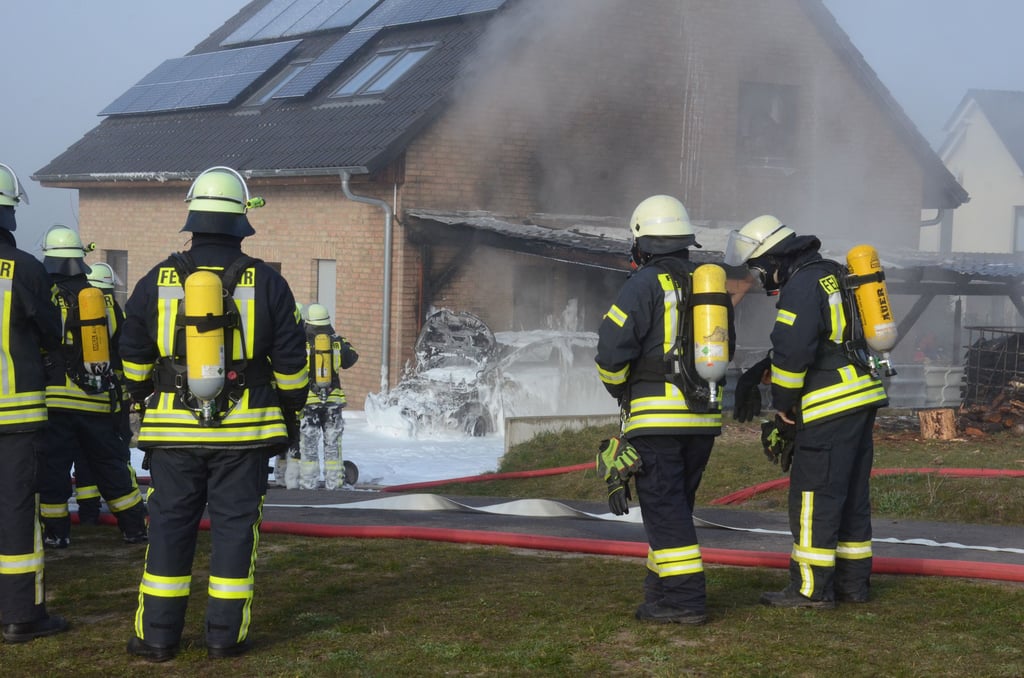 Die Aktiven der Wehren löschten das Elektroauto, das unter dem Carport neben einem Einfamilienhaus in Dähre stand, mit Schaum.