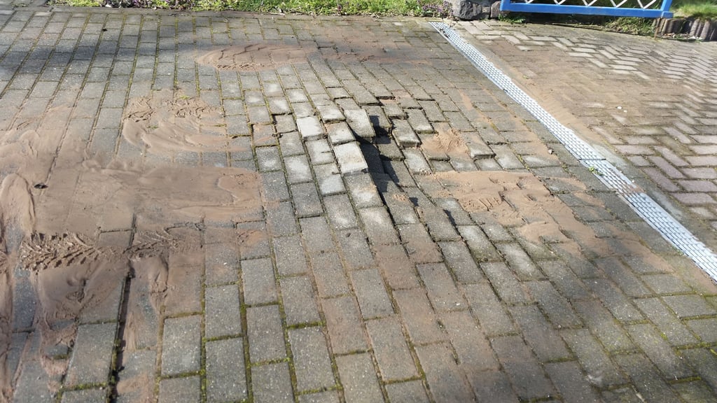 Unter diesem Gehweg in der Berliner Straße ist die Leitung defekt.
