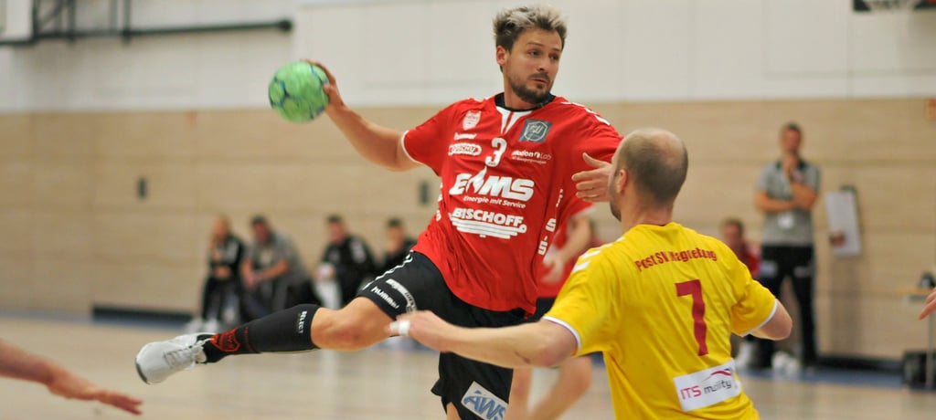 Steffen Cieszynski (am Ball) traf beim ungefährdeten 38:23-Auswärtssieg von Rot-Weiss Staßfurt beim Post SV Magdeburg viermal für seine Mannschaft, die sich dominant aus der unfreiwilligen Pause zurückmeldete.