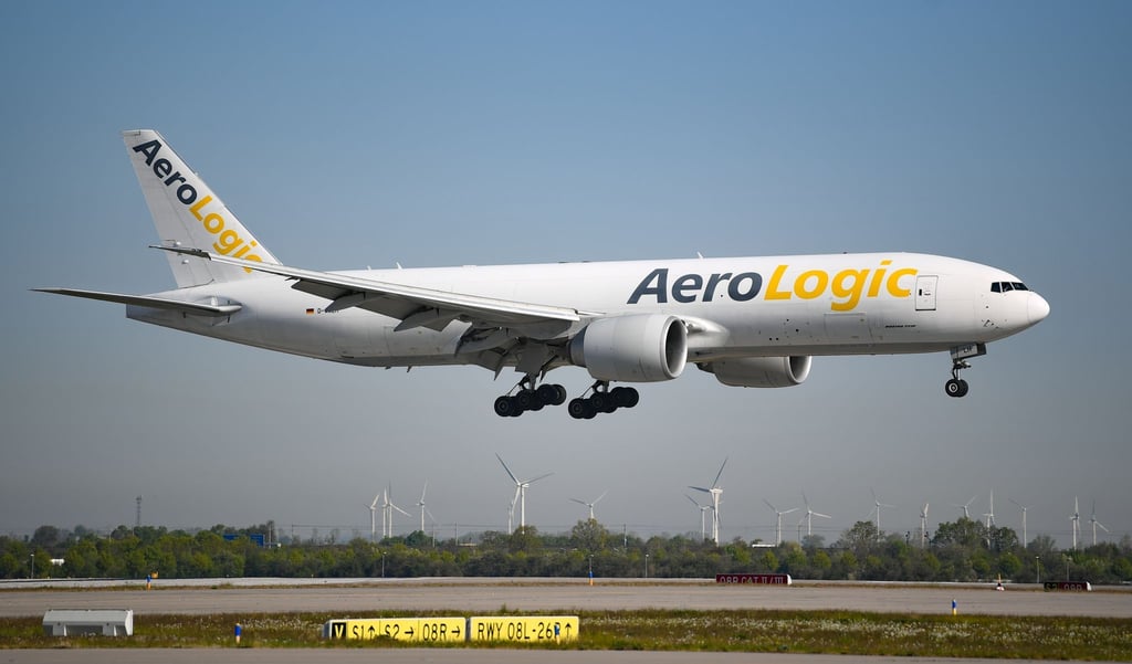 Ein Flugzeug landet auf dem Flughafen Leipzig/Halle.