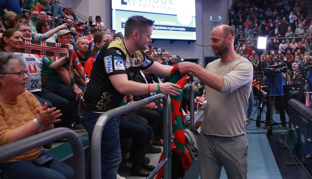 Olafur Stefansson bleibt bei den SCM-Fans unvergessen. Hier bekommt der Isländer sogar einen grün-roten Schal geschenkt.
