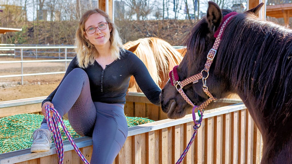Leony Hänse absolviert einen Bundesfreiwilligendienst auf der neuen Anlage des Zeitzer Reit- und Fahrvereins.