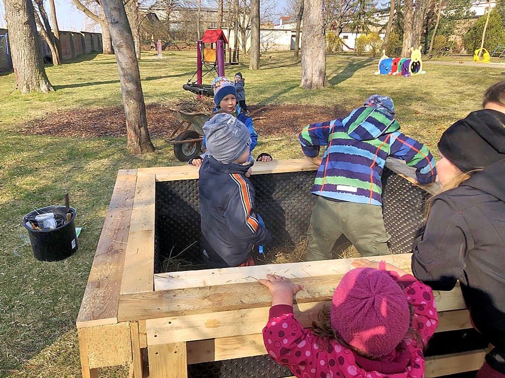 13 kleine Kinder freuen sich in Glöthe. In der Kita kann ab sofort in einem Hochbeet gegärtnert werden.