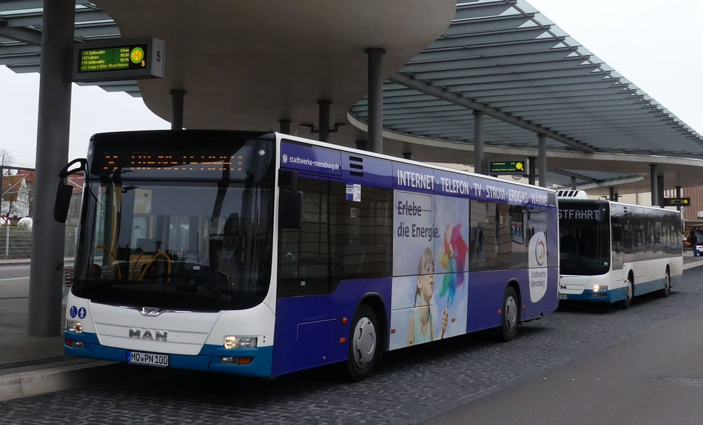 Ein PNVG-Bus am Busbahnhof Merseburg