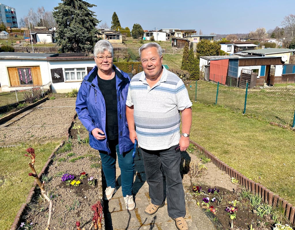 Das Ehepaar Freund in ihrem Garten in der Anlage „Flora“ am Fockendorfer Grund