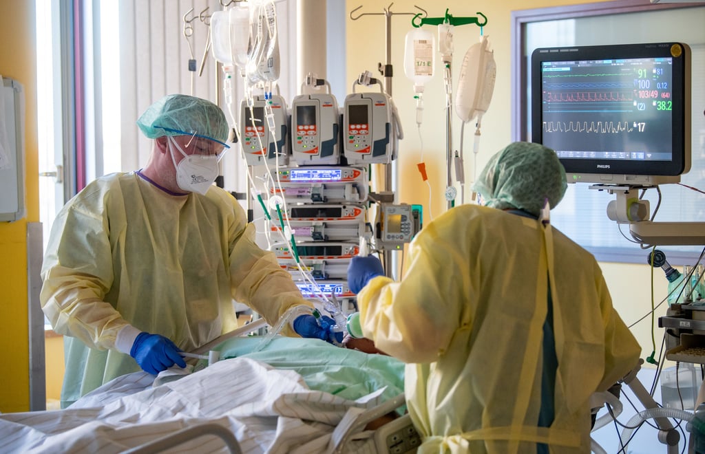 Ein Corona-Patient wird im Universitätsklinikum behandelt.