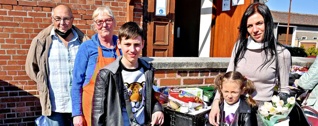 Katharina (rechts) und ihre Kinder Alica und Tolja sind dankbar für die Hilfe von der Tafel sowie die Unterstützung von Chefin Ute van Tulden. Günter Klepsch (links) hatte die drei Anfang März von der ukrainisch-polnischen Grenze nach Zerbst geholt. Nun braucht allerdings auch die Tafel Spenden.