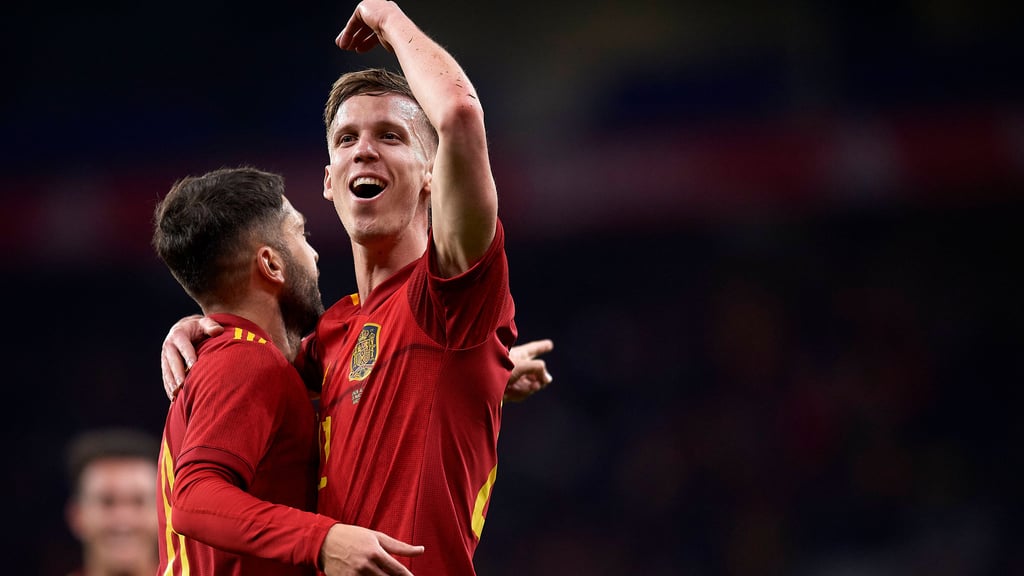 Danke für den Assist: Dani Olmo feiert mit Jordi Alba den Siegtreffer.